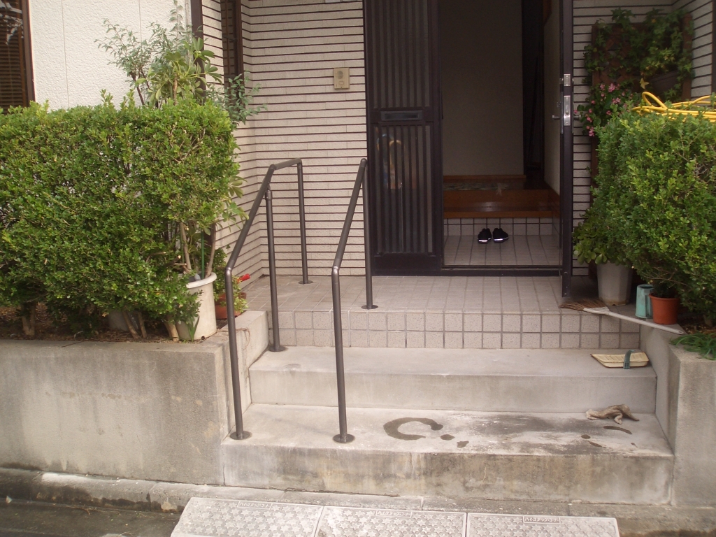 玄関入り口1を開きます。
