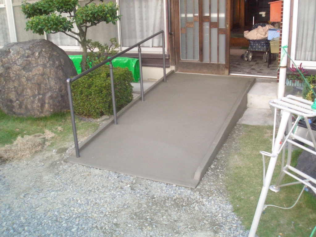 玄関入り口4を開きます。