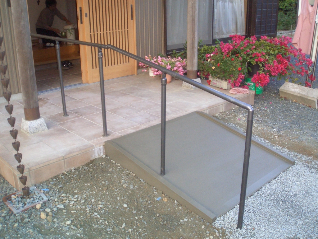 玄関入り口9を開きます。